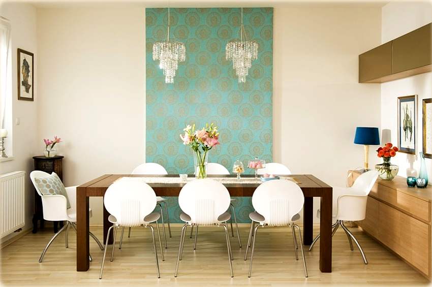 Salón con pared de papel pintado