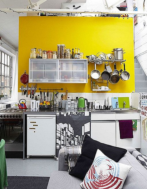 Salón gris con cocina integrada Salón gris con cocina